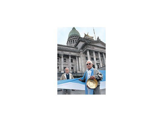 Jubilados manifestaron frente al Congreso contra el proyecto movilidad para jubilaciones. El miércoles próximo volverán a concentrarse.