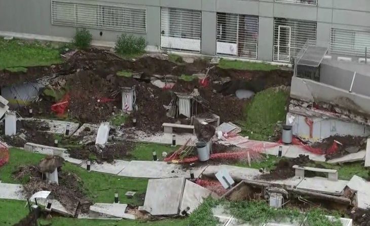 El colapso del estacionamiento subterráneo. Cedió su estructura la semana anterior y dejó al menos 65 autos aplastados y a todos los vecinos evacuados por riesgo de derrumbe El colapso del estacionamiento subterráneo. Cedió su estructura la semana anterior y dejó al menos 65 autos aplastados y a todos los vecinos evacuados por riesgo de derrumbe