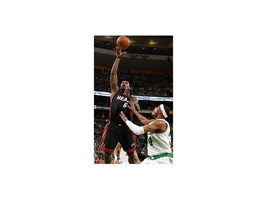 LeBron marcó 35 puntos.