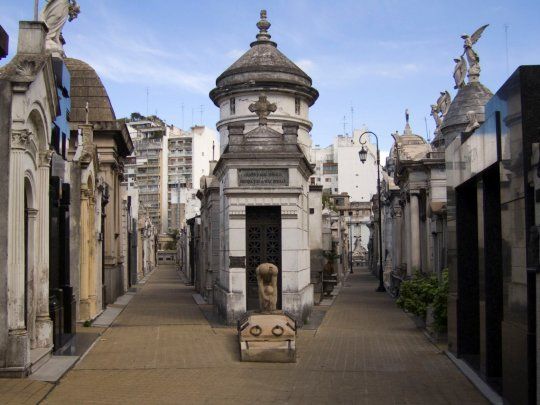 Exclusivo. Recoleta es uno de los cementerios públicos más exclusivos,. Hay gran cantidad de oferta de bóvedas, pero hay pocas operaciones.