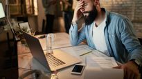 ámbito.com | hombre-negocios-exhausto-sosteniendo-su-cabeza-dolor-mientras-trabajaba-tarde-oficina.jpg
