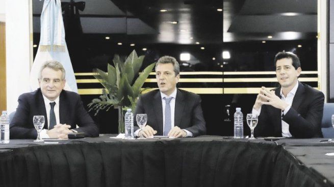 Cumbre. Sergio Massa, Agustín Rossi y Eduardo “Wado” de Pedro encabezaron ayer la primera reunión de la fórmula presidencial con los gobernadores peronistas. Hubo señales de unidad y se definieron ejes de campaña.