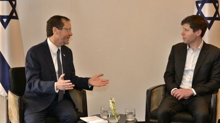 Durante su gira mundial de 2023, reuni&eacute;ndose con l&iacute;deres de Estado como el presidente Isaac Herzog para discutir la regulaci&oacute;n y el impacto &eacute;tico de la inteligencia artificial.
