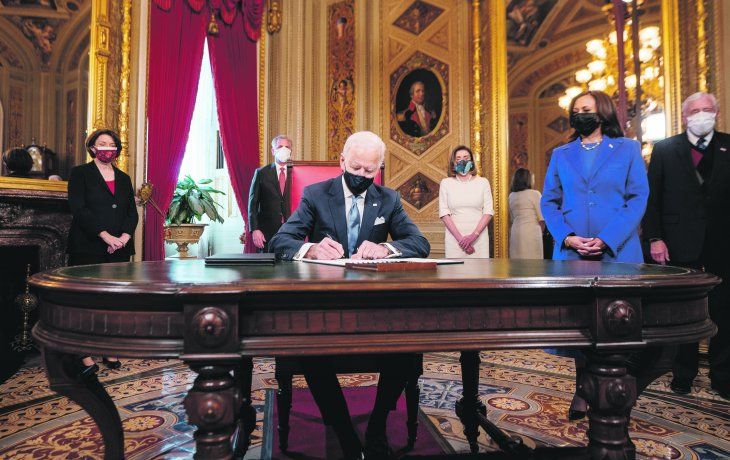 Sin pausa, Biden borra el legado de Trump con 17 decretos sobre migración y cambio climático