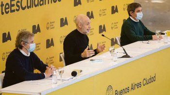 combinada. Felipe Mieguel, Horacio R. Larreta y&nbsp; Fernán Quirós, ayer al anunciar la combinación de vacunas.