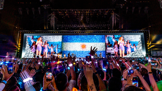 La artista colombiana realizó un setlist de más de 30 canciones y un homenaje a Gustavo Cerati.