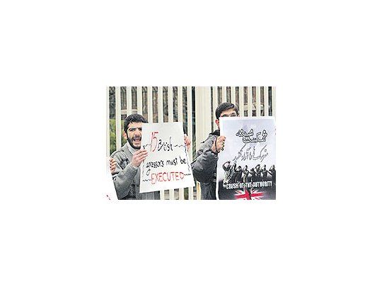MilitantesultraislamistassemanifestaronayerenTeheránpidiendola ejecucióndelos «15agresoresbritánicos». Elrégimeniranímantienesu pruebade fuerzacon elReinoUnido.