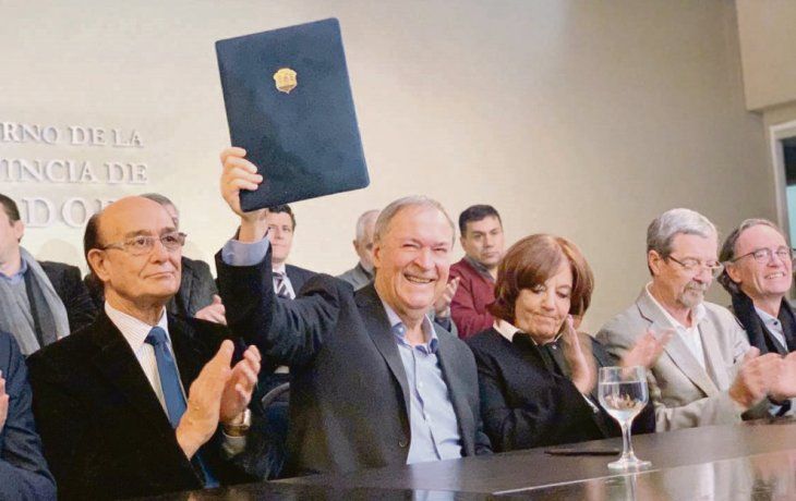 Respaldo. Esto ayuda a que aquellas familias que buscan comprar o cambiar el auto puedan encontrarse con un beneficio del 2% o 3%, remarcó Schiaretti, al rubricar ayer un acuerdo atado a la vigencia nacional.