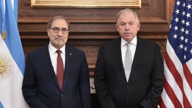 El embajador argentino en EEUU, Jorge Argüello, junto a su sucesor, Gerardo Werthein.&nbsp;