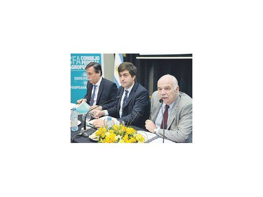 Carlos Casamiquela junto al secretario de Agricultura, Gabriel Delgado, y a Héctor Espina, jefe de Gabinete de la cartera.