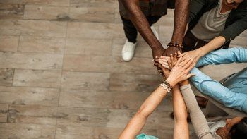 Uno de los propósitos de las Naciones Unidas, es lograr la cooperación internacional en la solución de problemas de carácter económico, social, cultural o humanitario y en el desarrollo y estímulo del respeto a los derechos humanos y las libertades fundamentales de todos.