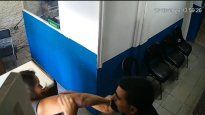 La mujer llegó a la depencia a denunciar una estafa y terminó a los golpes con un policía tras agredirla.