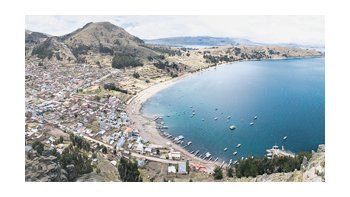 ámbito.com | Vista panorámica de Copacabana desde el cerro Calvario. La Isla del Sol y el sendero que conduce de norte a sur. El extremo norte de la Isla del Sol, donde es habitual ver a los habitantes locales paseando sus rebaños.