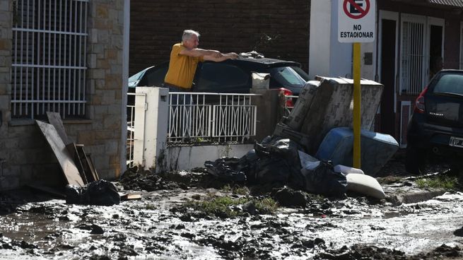 Bahía Blanca intenta regresar a la normalidad mientras los vecinos vuelven a sus hogares tras la inundación.