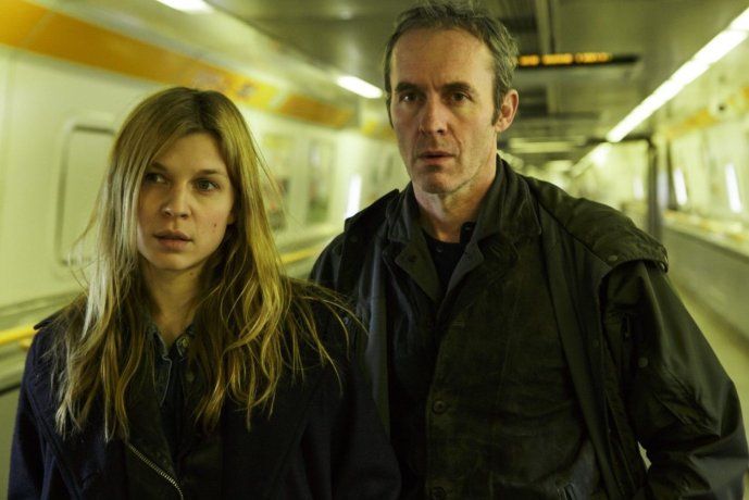 La serie cuenta con asesinatos complejos, personajes llenos de matices y una investigación que cruza fronteras. La serie cuenta con asesinatos complejos, personajes llenos de matices y una investigación que cruza fronteras.