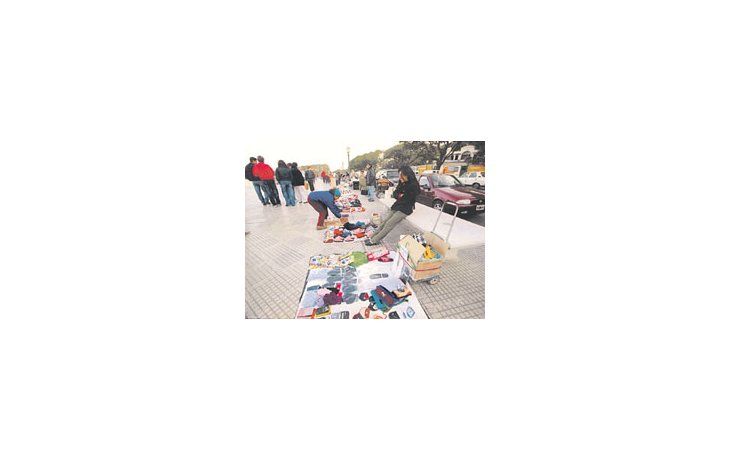 Los vendedores callejeros siguen inundando los lugares de mayor venta de productos. Las zonas más afectadas fueron el barrio de Once y las terminales de trenes.