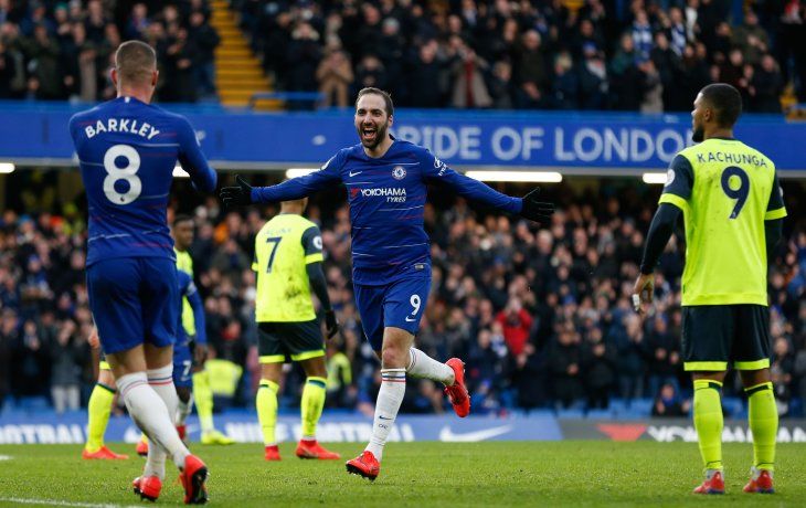 higuain anoto sus primeros dos goles para chelsea, que aplasto al ultimo