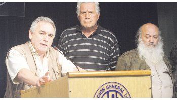 Juntos a la par. Juan Carlos Schmid (CGT) habla tras el encuentro. Lo escuchan Amancay Ardura (CCC) y Emilio Pérsico (Movimiento Evita).