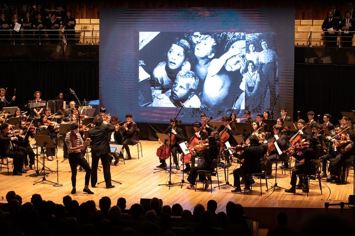 El director de orquesta Ángel Mahler presentó una obertura musical dedicada a las víctimas de la Shoá. El director de orquesta Ángel Mahler presentó una obertura musical dedicada a las víctimas de la Shoá.