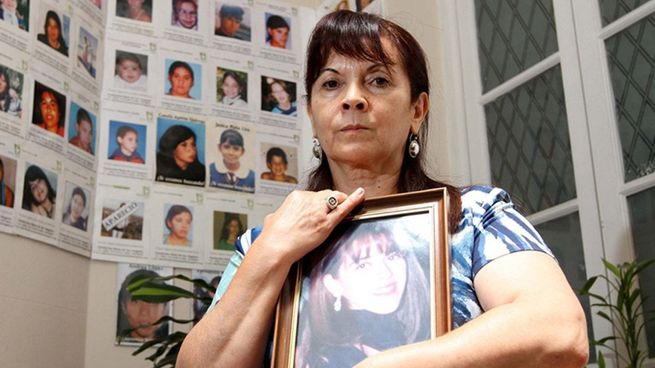 Susana Trimarco junto a un cuadro de su hija, Marita Verón.