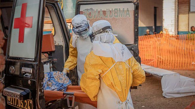 El brote de ébola se expande por África y registra su primer contagio en Europa.