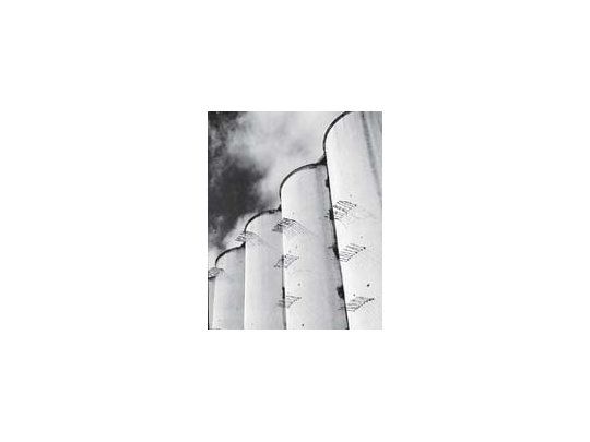 El puerto visto a través de la cámara de Aldo Sessa en su nuevo libro «Luces y sombras de Buenos Aires», registro fiel y a la vez poético de la ciudad de un admirador apasionado.