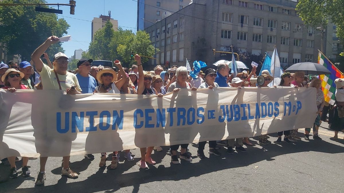 Massive demonstration of retirees in Mar del Plata against Javier Milei’s veto