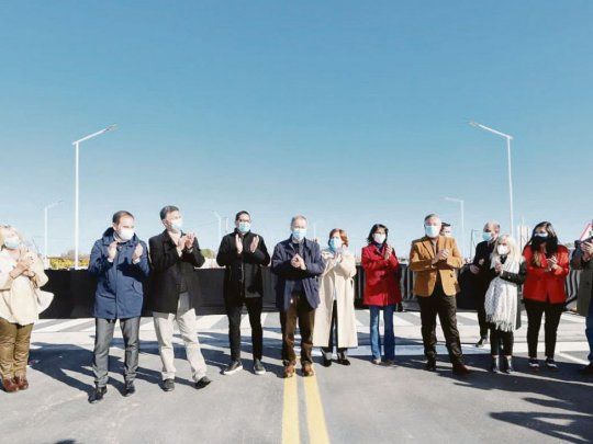 Postal. Juan Schiaretti, anfitrión ayer en la inauguración de un puente en Villa María. Dijeron presente tres precandidatos de Hacemos por Córdoba (Alejandra Vigo, Natalia de la Sota y Eduardo Accastelo), y uno del FdT, Martín Gill.