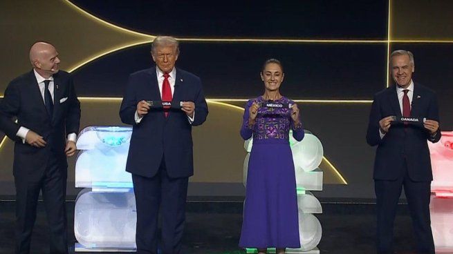 El titular de FIFA, Gianni Infantino, con los presidentes de los paises organizadores del Mundial 2026: Donald Trump (Estados Unidos), Claudia Sheinbaum (México) y Mark Carney (Canadá), durante la ceremonia del sorteo.