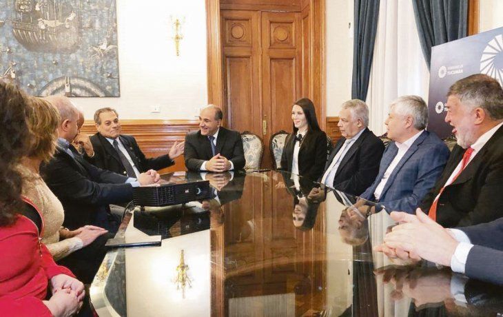 COMPROMISO. El gobernador Manzur encabezó la reunión con empresarios del sector azucarero que anunció inversiones por más de u$s90 M.