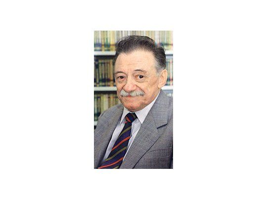 Mario Benedetti, fallecido ayer en Montevideo a los 88 años: bajó la poesía del Olimpo hermético y la puso ante lectores no habituados a ella.