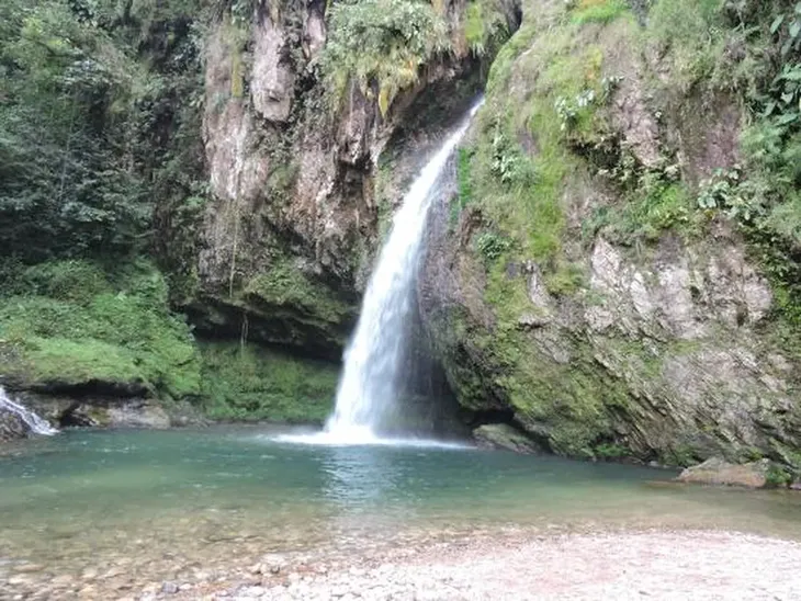 La cascada Las Golondrinas cuenta con una caída de 15 metros de altura y ha labrado una cueva natural en su base rocosa. La cascada Las Golondrinas cuenta con una caída de 15 metros de altura y ha labrado una cueva natural en su base rocosa.
