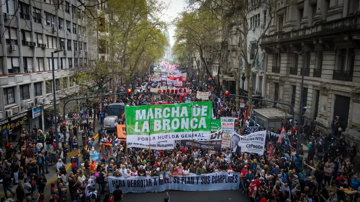 Myriam Bregman encabezó la Marcha de la Bronca contra el Gobierno y reclamó un paro