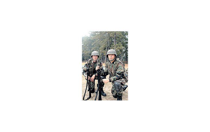 ámbito.com | En esta imagen de junio de 2005, Jason (izquierda) y NathanHubbard posan en el Fuerte Benning, una base de la armadanorteamericana en el estado de Georgia.