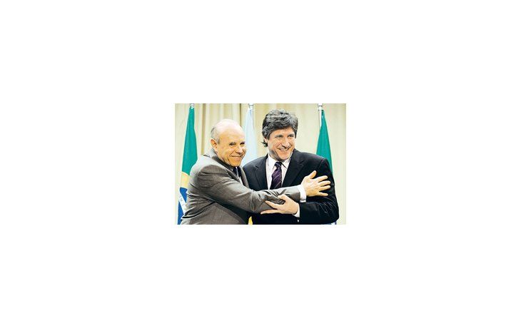 ámbito.com | De buen humor, los ministros de Brasil y de la Argentina, Mantega y Boudou, firmaron ayer en Brasilia el canje de monedas por el equivalente a u$s 1.800 millones.