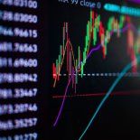 Tanto el mercado de renta fija como el segmento de pesos mostraron una compresión progresiva de rendimientos Tanto el mercado de renta fija como el segmento de pesos mostraron una compresión progresiva de rendimientos