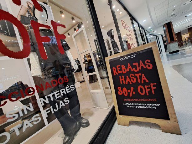 Los ajustes se dieron con mayor intensidad en mujeres y en los hogares de menores ingresos. Los ajustes se dieron con mayor intensidad en mujeres y en los hogares de menores ingresos.