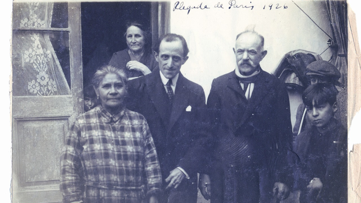 Benito Quinquela Martín with his parents. 