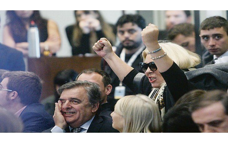 ámbito.com | Primer paso. Mario Negri (UCR) y Elisa Carrió (Coalición Cívica) empujaron el dictamen de mayoría en la Comisión de Asuntos Constitucionales.