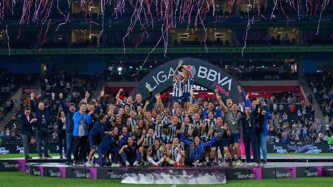 El equipo de futbol femenil del Monterrey se proclamó bicampeón de la Liga MX al vencer en la final a su similar de Tigres en serie de penales.