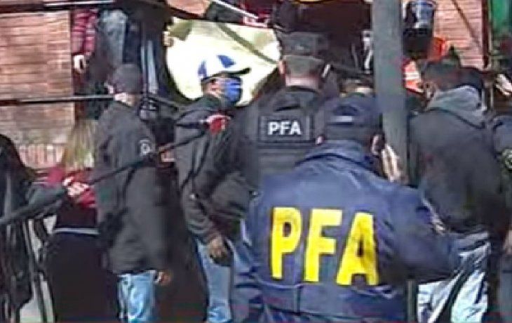 Al menos dos&nbsp;supuestos ex oficiales de la Policía Federal intentaron encadenarse a una reja de la Quinta de Olivos.