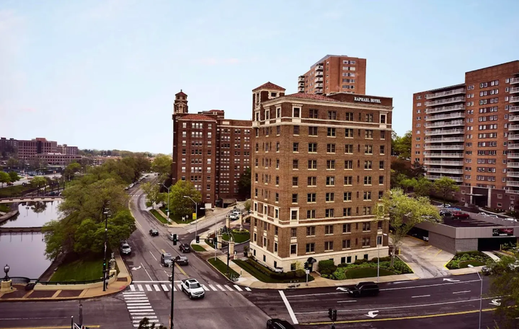 Hotel Rafael, de Kansas City, ciudad donde entre el 85% y el 90% de los hoteles encuestados registran niveles de reservas inferiores a los esperados, con una demanda incluso menor que en un verano sin grandes eventos. Hotel Rafael, de Kansas City, ciudad donde entre el 85% y el 90% de los hoteles encuestados registran niveles de reservas inferiores a los esperados, con una demanda incluso menor que en un verano sin grandes eventos.