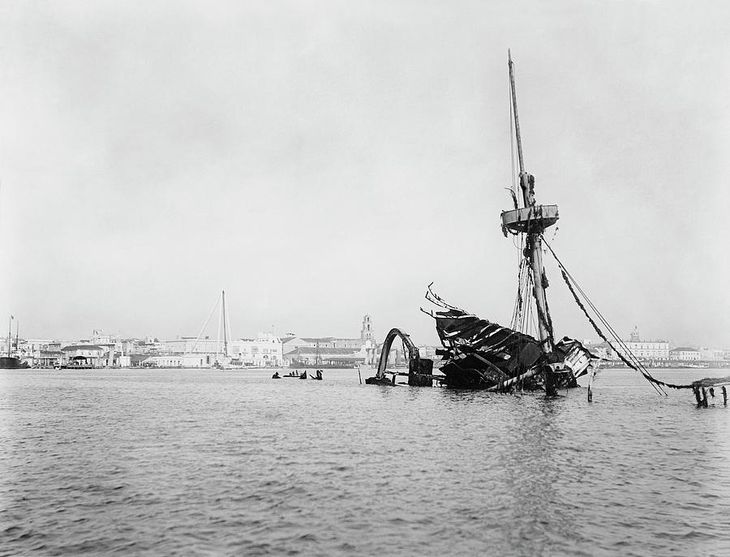 La explosión de USS Maine en la bahía de la Habana, matando a 266 de sus 355 tripulantes, decidió la suerte del enfrentamiento entre los EE.UU. y España (aun hoy no se sabe que pasó) La explosión de USS Maine en la bahía de la Habana, matando a 266 de sus 355 tripulantes, decidió la suerte del enfrentamiento entre los EE.UU. y España (aun hoy no se sabe que pasó)
