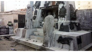Así quedó el mausoleo de Ramón Falcón tras la explosión de la bomba casera que hirió a una mujer.