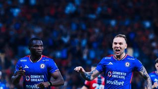 Cruz Azul logró un importante triunfo por 3-2 ante Atlás en el Estadio Jalisco y dio un gran paso para avanzar a la siguiente ronda de la Liguilla. Cruz Azul logró un importante triunfo por 3-2 ante Atlás en el Estadio Jalisco y dio un gran paso para avanzar a la siguiente ronda de la Liguilla.