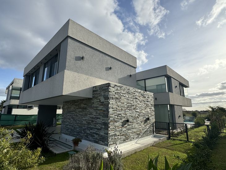 Una casa en Terralagos, urbanización situada en Canning Una casa en Terralagos, urbanización situada en Canning