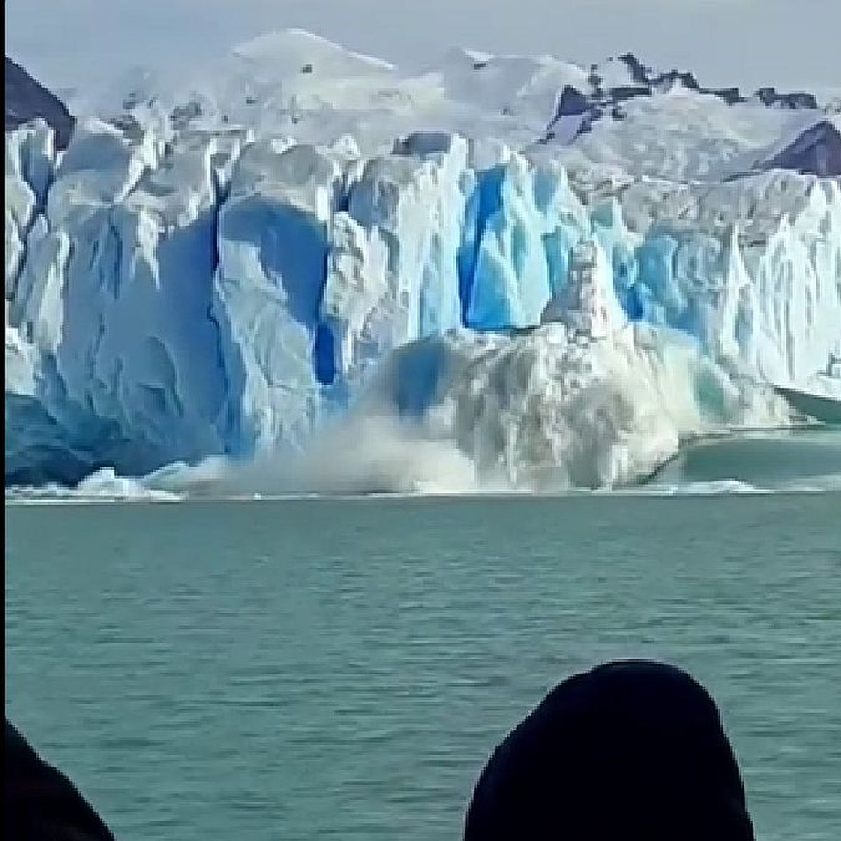 Gigante De Hielo Emergio Sorpresivamente Frente Al Glaciar Perito Moreno