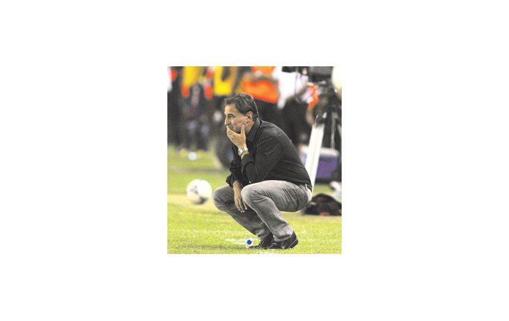 Leonardo Madelón se agacha para tratar de tranquilizarse en el partido ante Lanús, que hizo que su puesto tambalee.