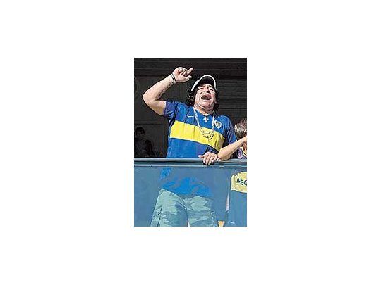 DiegoMaradona, enel palco,alentando aBoca. Ayersalió a apoyara JuanRománRiquelme y aatacar alpresidentePedroPompilio.