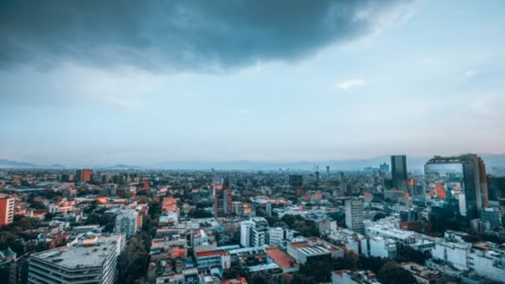 La temperatura máxima en la capital oscilará entre 24 y 26 grados, mientras que las rachas de viento podrían alcanzar los 40 kilómetros por hora.